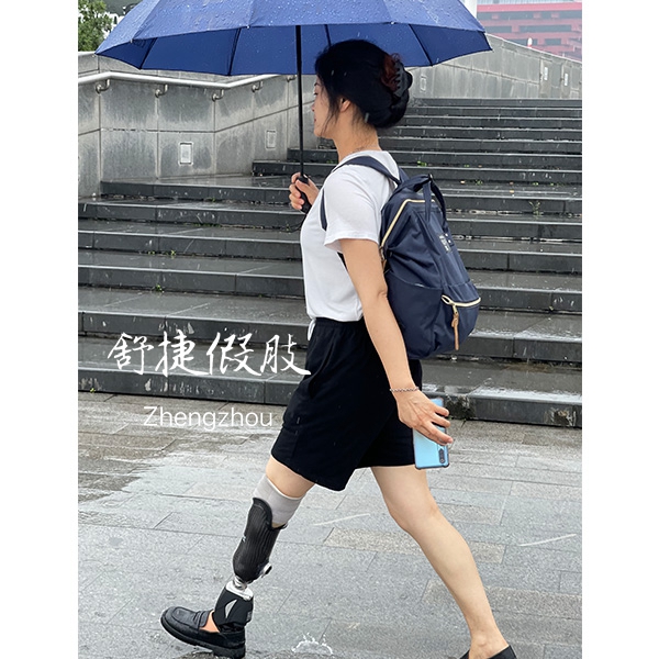 小腿假肢，穿戴行走步態(tài)優(yōu)美